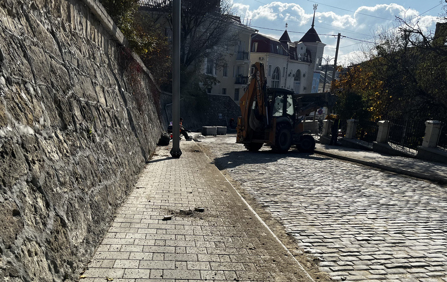 ForPost - Новости : В Севастополе завершают укладку брусчатки на улице Суворова