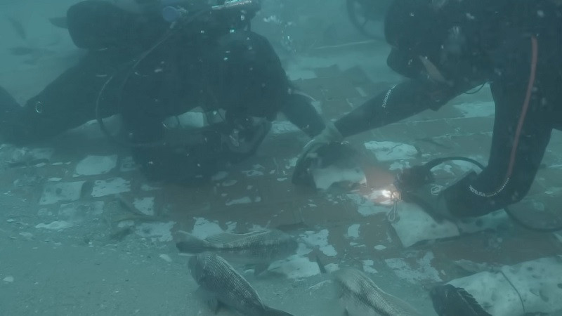 ForPost - Новости : Дайверы обнаружили останки шаттла, которые пролежали в море почти 37 лет