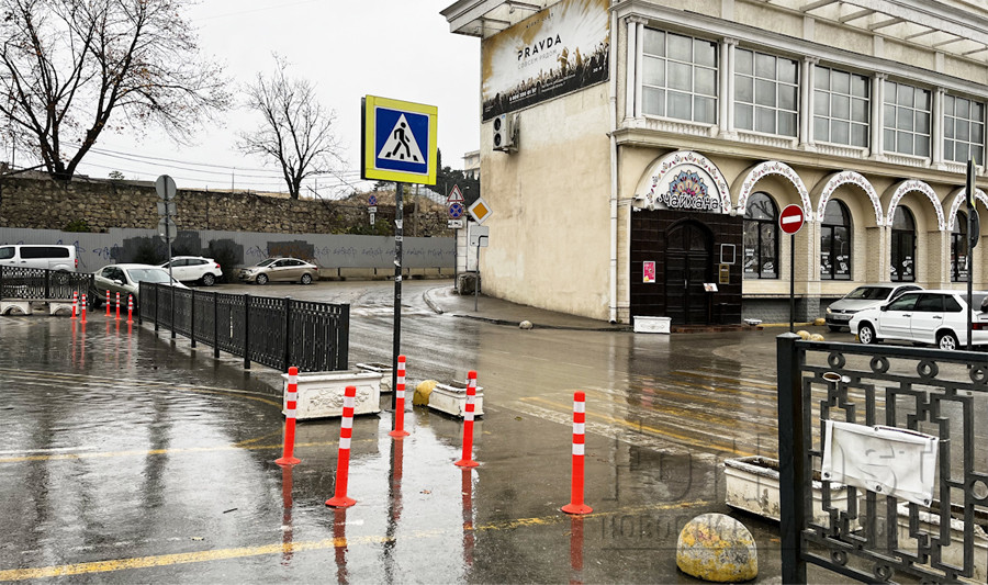 ForPost - Новости : Скейт-парк в Артбухте оградили от вольно паркующихся севастопольцев 