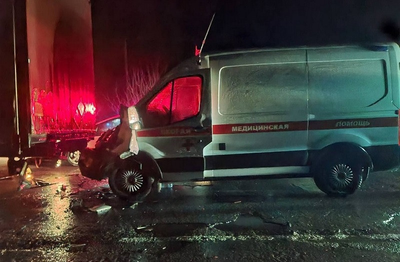 ForPost - Новости : Машина «скорой помощи» врезалась в фуру с прицепом на границе с Крымом