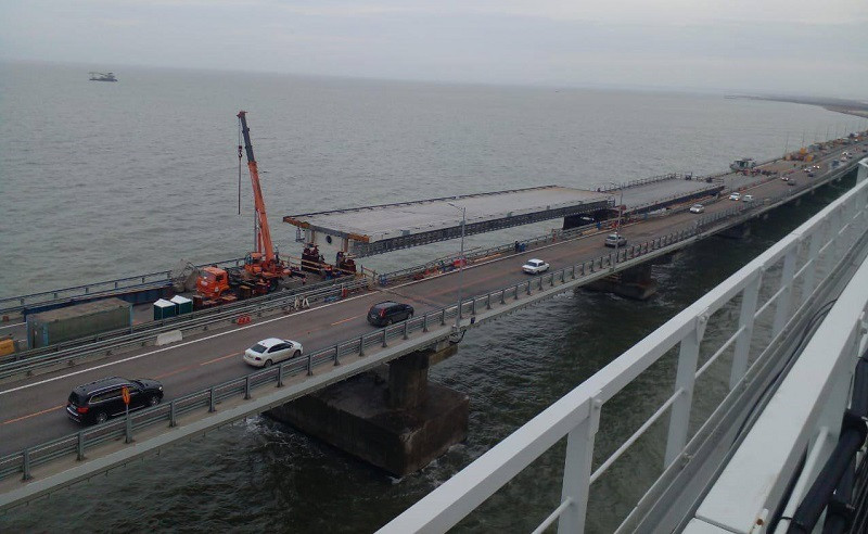 ForPost - Новости : Строители завершили надвижку четырёх пролётов Крымского моста