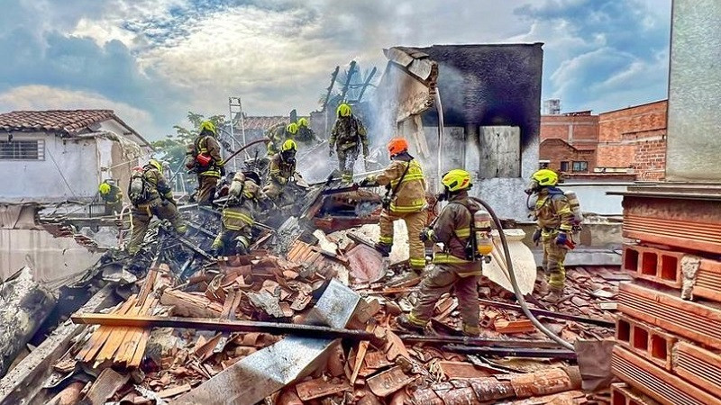ForPost - Новости : Самолёт упал на многоквартирные дома и загорелся