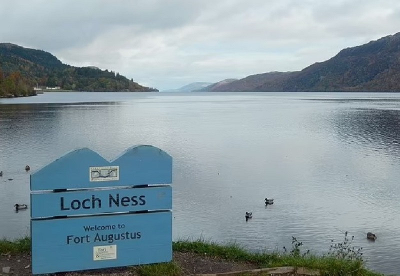 ForPost - Новости : Мужчина снял на видео подозрительное явление на озере Лох-Несс