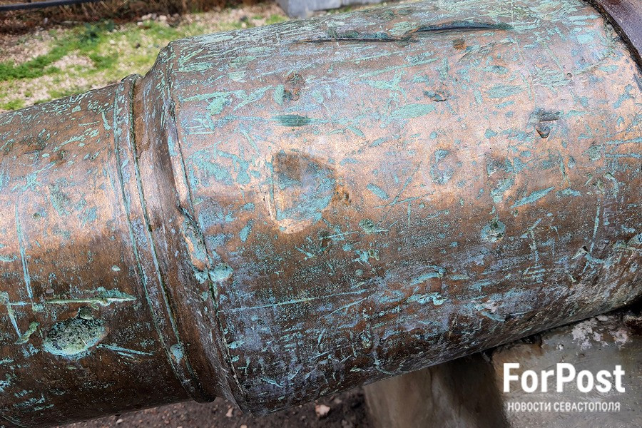 ForPost - Новости : На зачищенные до голого металла старинные пушки Севастополя возвращается патина