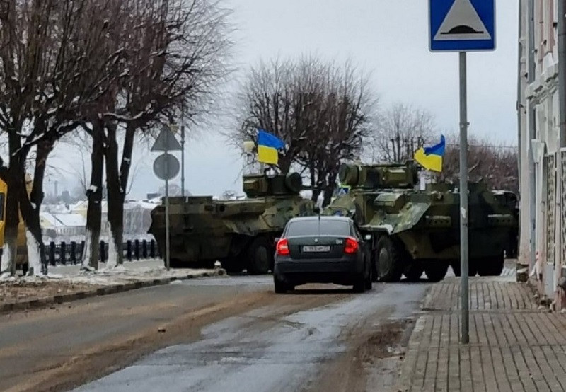 ForPost - Новости : Военная колонна под флагами Украины напугала жителей российского города