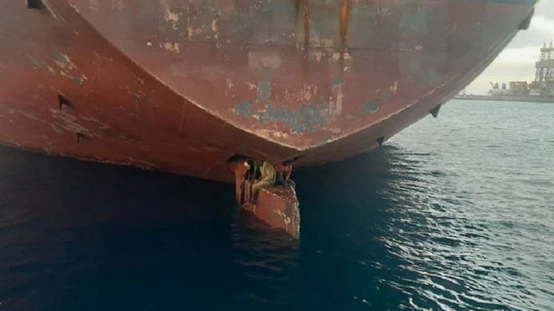 ForPost - Новости : Мечты о Европе: три мигранта провели 11 дней на руле танкера