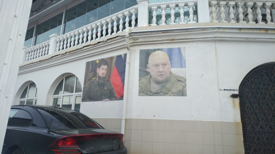 ForPost - Новости : На морском фасаде Севастополя появились портреты Кадырова и Суровикина