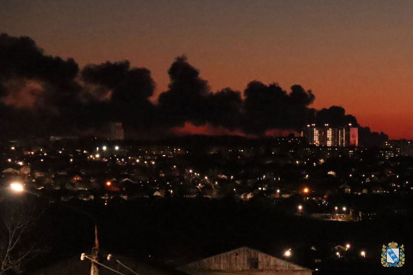 ForPost - Новости : Украинский беспилотник атаковал аэродром в Курске — горит нефтенакопитель