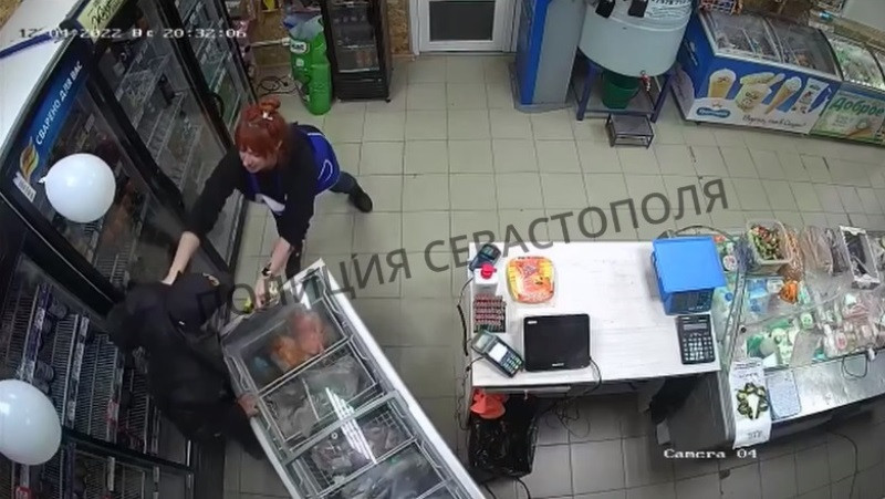 ForPost - Новости : Севастопольская продавщица грудью встала на пути грабителя