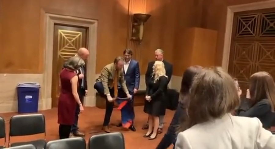 ForPost - Новости : Члены украинской делегации в Конгрессе США вытерли обувь о флаг ДНР