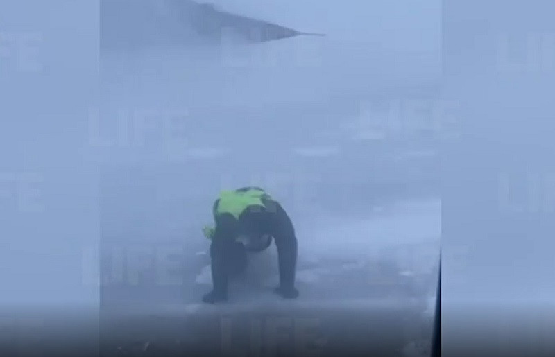 ForPost - Новости : Работник аэродрома снял, как ветер таскает человека по «взлётке»