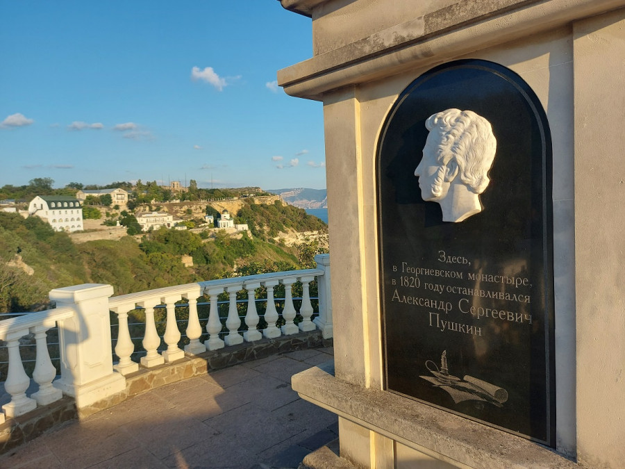 ForPost - Новости : Новый памятник Пушкину в Севастополе оказался с двойным дном 