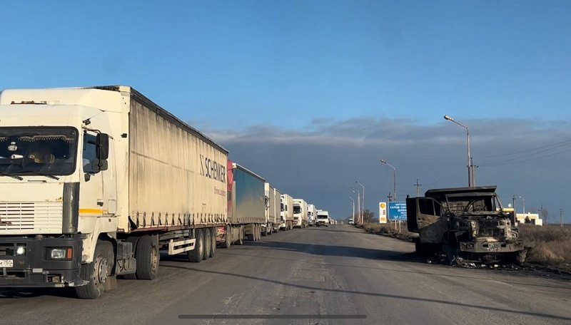 ForPost - Новости : Сгоревший на подъезде к Крыму грузовик стал поводом для фейков
