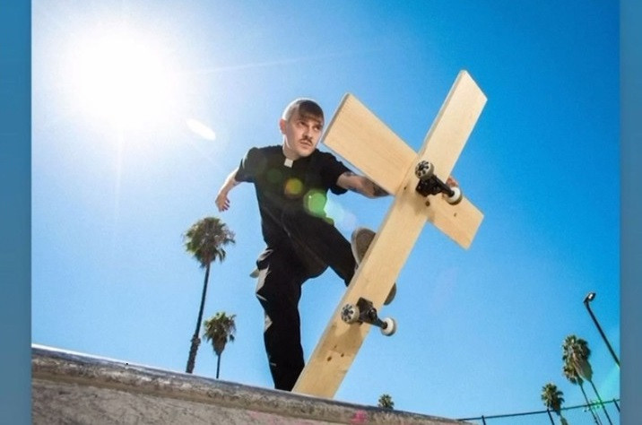 ForPost - Новости : Солист Little Big прокатился на кресте в образе пастора, вызвав волну негодования