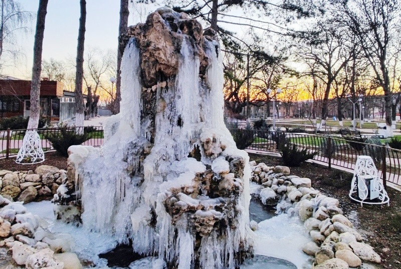 ForPost - Новости : В Старом Крыму морозы превратили работающий фонтан в памятник Снежной королеве 