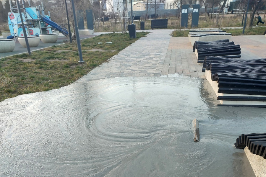 ForPost - Новости : В Севастополе неизвестные залили бетоном парк 