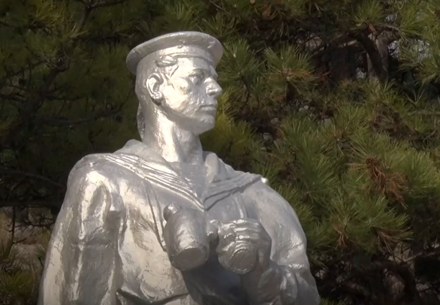 ForPost - Новости : Севастопольские общественники отремонтировали памятник подводнику Нечаеву