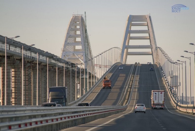 ForPost - Новости : Поездку по Крымскому мосту в конце рабочей недели лучше отложить