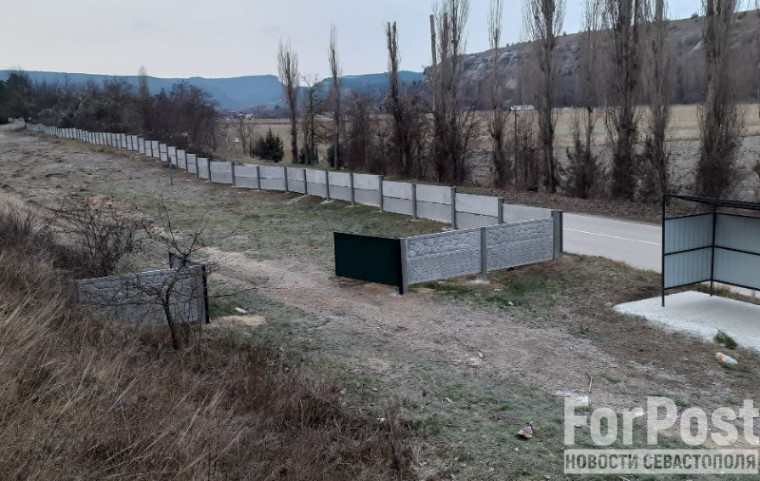 ForPost - Новости : Крымчан насторожила «великая китайская стена» вдоль горы Крокодил