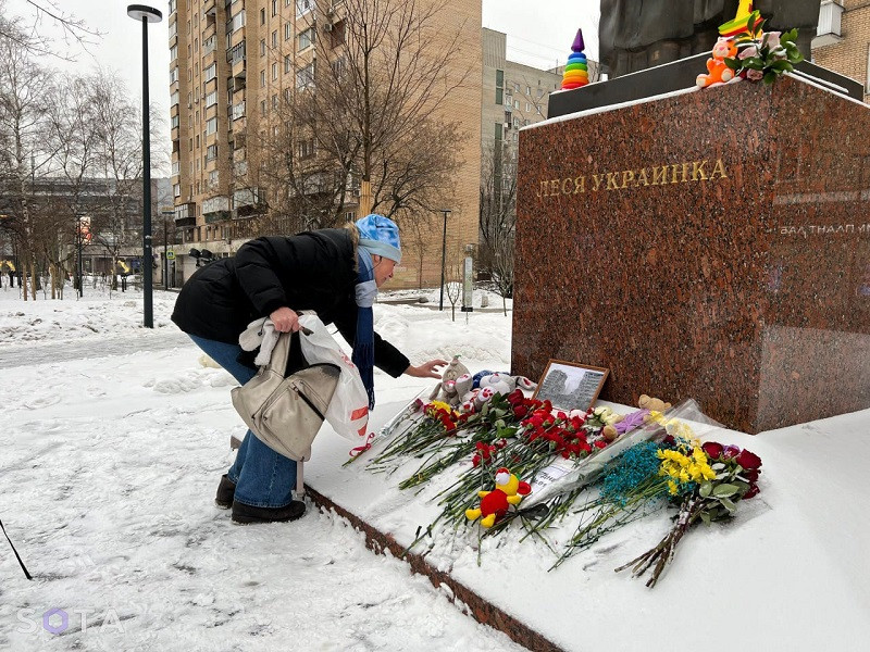 ForPost - Новости : Людей, возложивших цветы к памятнику Лесе Украинке в память о жертвах взрыва в Днепре, задержали