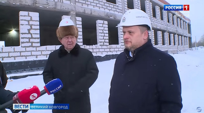 ForPost - Новости : Двойная защита: «ветеран» в каске на шапку из сопровождения губернатора взорвал интернет