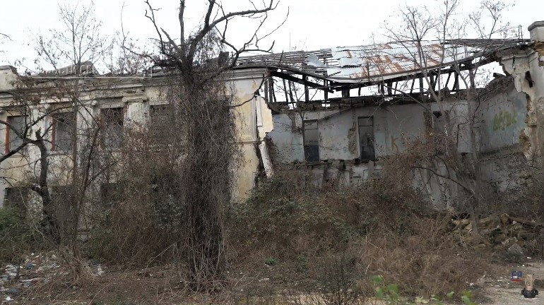 ForPost - Новости : Послевоенный дом с дыркой поражает жителей Севастополя 
