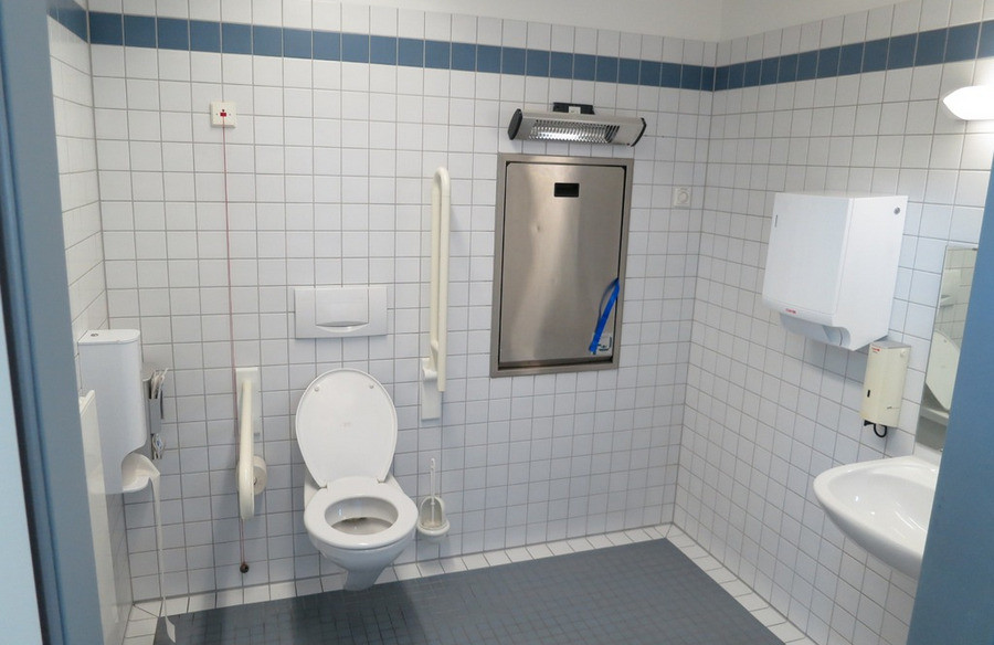 ForPost - Новости : В Севастополе бьются над проблемой дверей в школьных туалетах