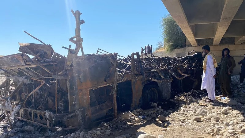 ForPost - Новости : Автобус упал с моста и загорелся