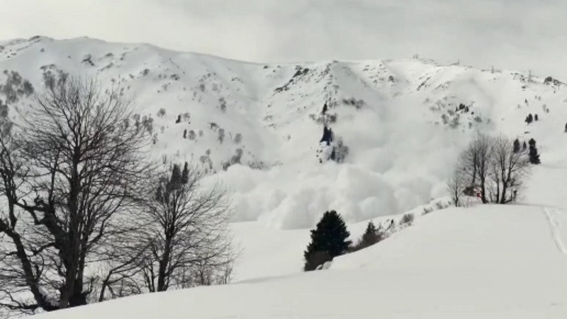 ForPost - Новости : Лавина снега неслась на туриста, а он снимал её на видео