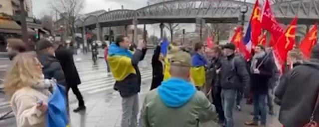 ForPost - Новости : Украинские националисты попытались сорвать митинг в Париже в память защитников Сталинграда