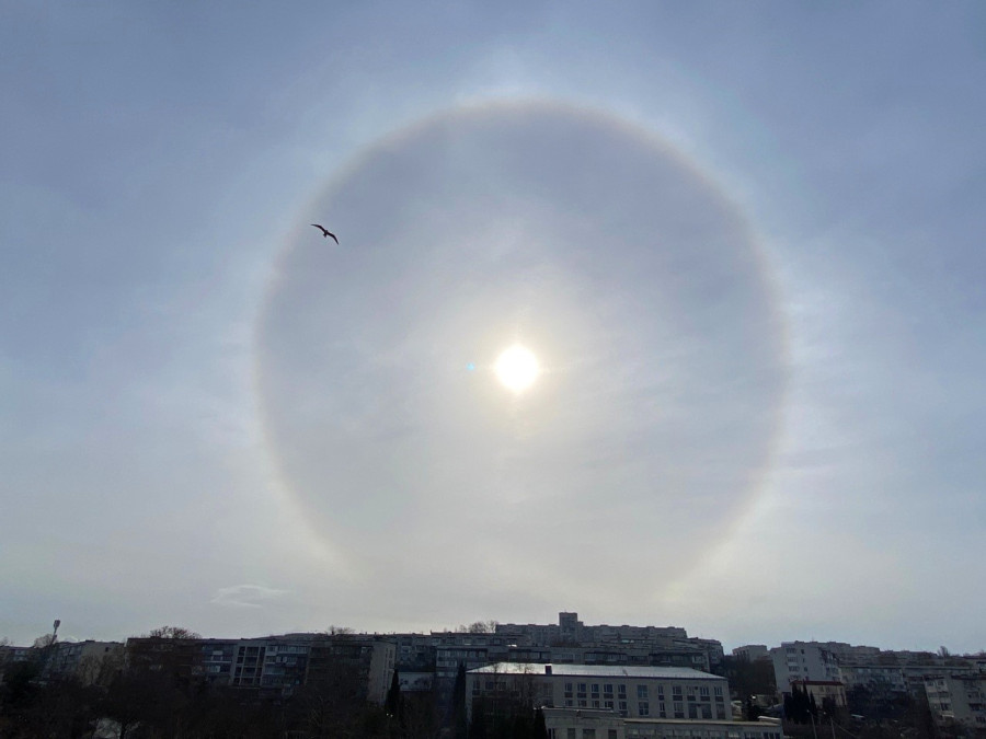 ForPost - Новости : В Севастополе фотограф сняла круговую радугу над городом 
