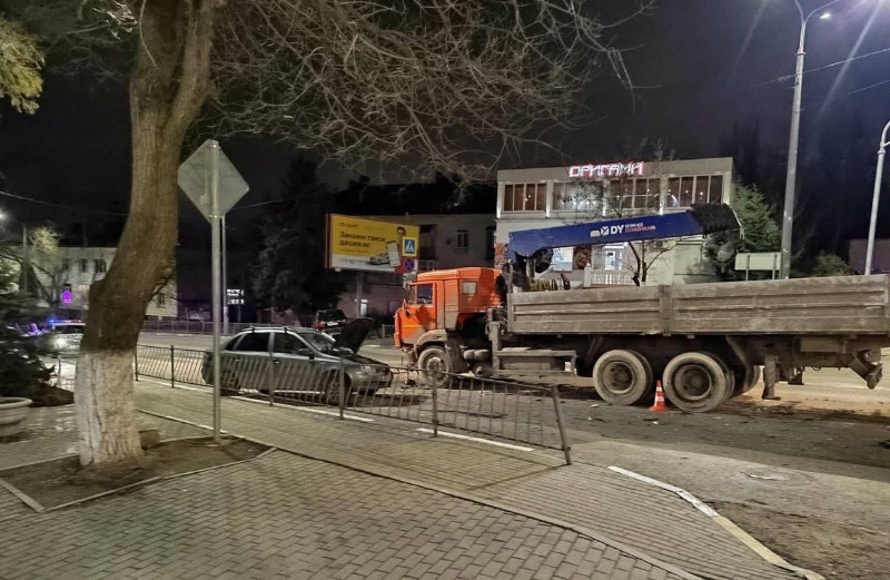 ForPost - Новости : В Севастополе КамАЗ столкнулся с двумя легковушками 