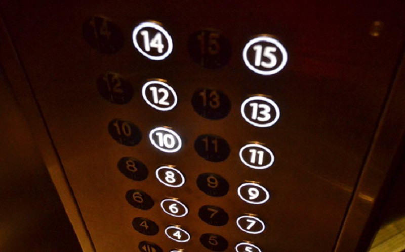 ForPost - Новости : Сорвавшийся с цепи лифт накрыл ответственных небольшим штрафом