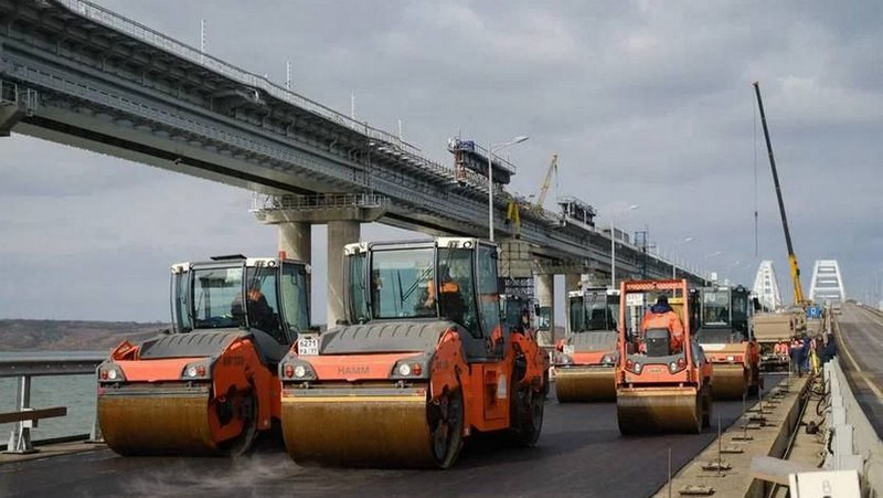 ForPost - Новости : Первый слой асфальта появился на новеньких пролётах Крымского моста