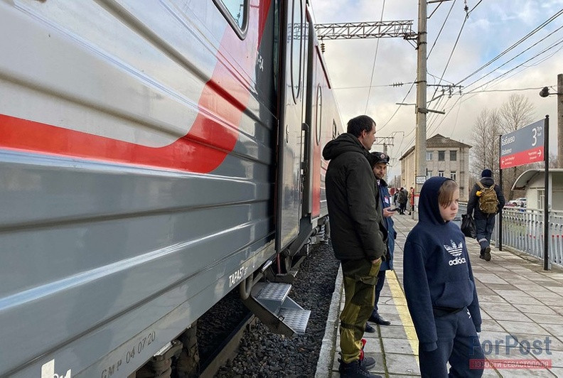Железнодорожный пересадка. Поезда. Поезд в Крым. Последний вагон. Туристический поезд.