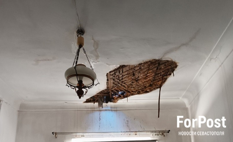 ForPost - Новости : В жилом историческом здании Севастополя обрушилась часть крыши