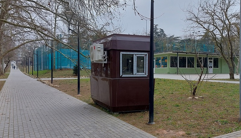 ForPost - Новости : Севастопольцев озадачили появившиеся в парках коричневые киоски