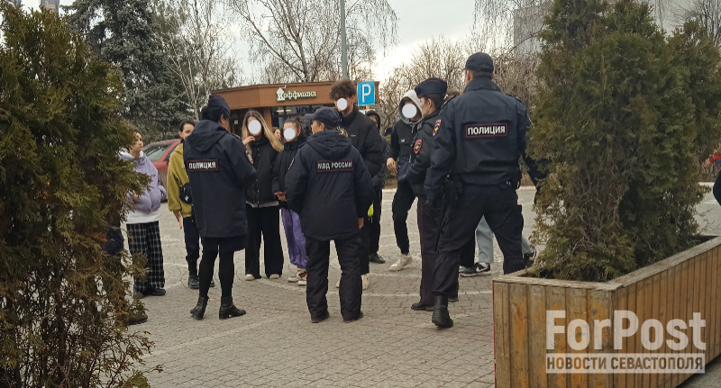 ForPost - Новости : В севастопольском ТЦ подростков массово наставляли на путь истинный