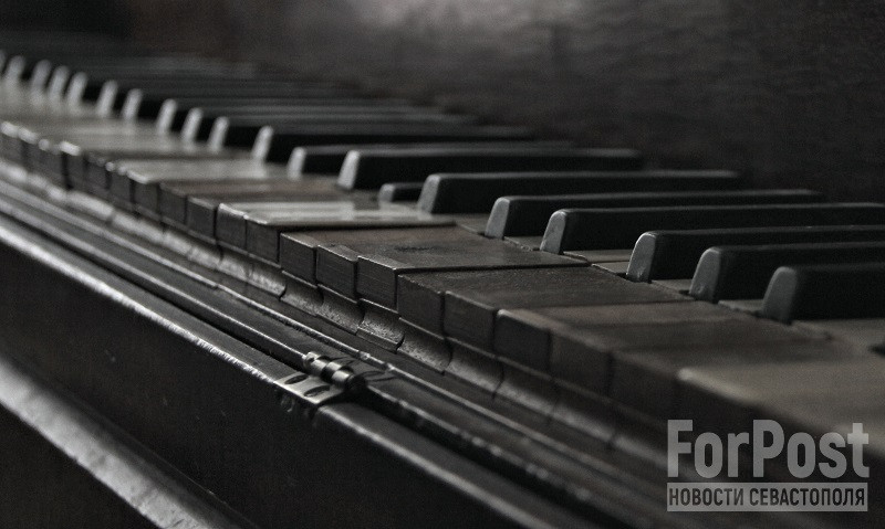 ForPost - Новости : Подарок из-за рубежа: как крымской библиотеке передали антикварный немецкий рояль