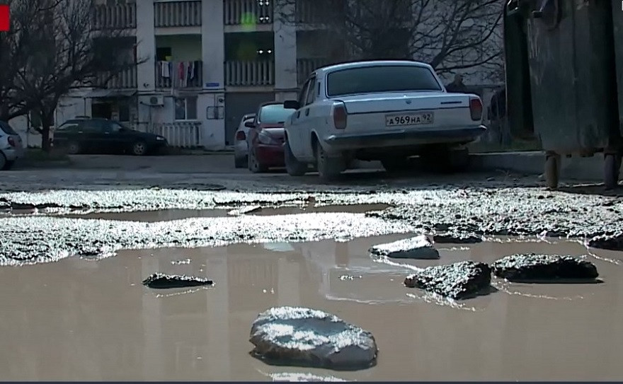 ForPost - Новости : Севастопольцам отказали в ликвидации большой ямы у новой дороги