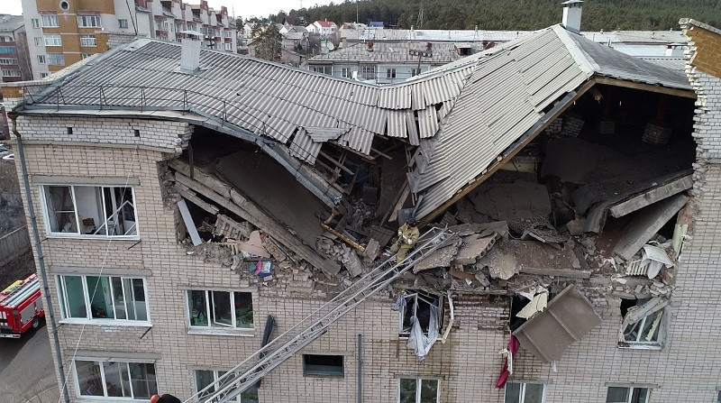 ForPost - Новости : «Соседние дома вздрогнули». Взрывом разрушило пятиэтажку, под завалами — голоса