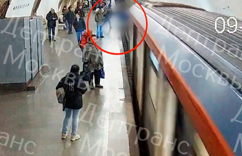 ForPost - Новости : Мужчина толкнул подростка под поезд метро — перепутал с женой?