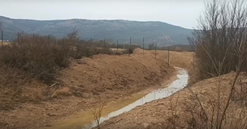 ForPost - Новости : В Севастополе мелеет пруд из-за прорытой кем-то траншеи