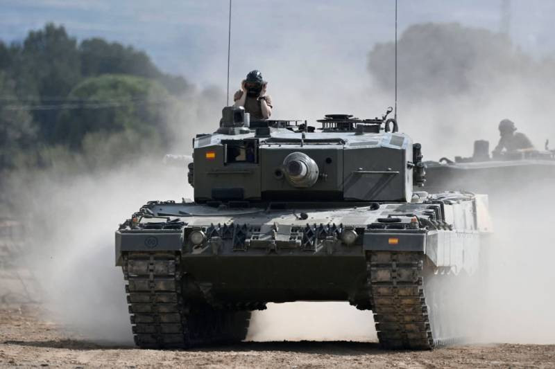 ForPost - Новости : Минобороны Испании завершило подготовку украинских экипажей для танков Leopard 2A4