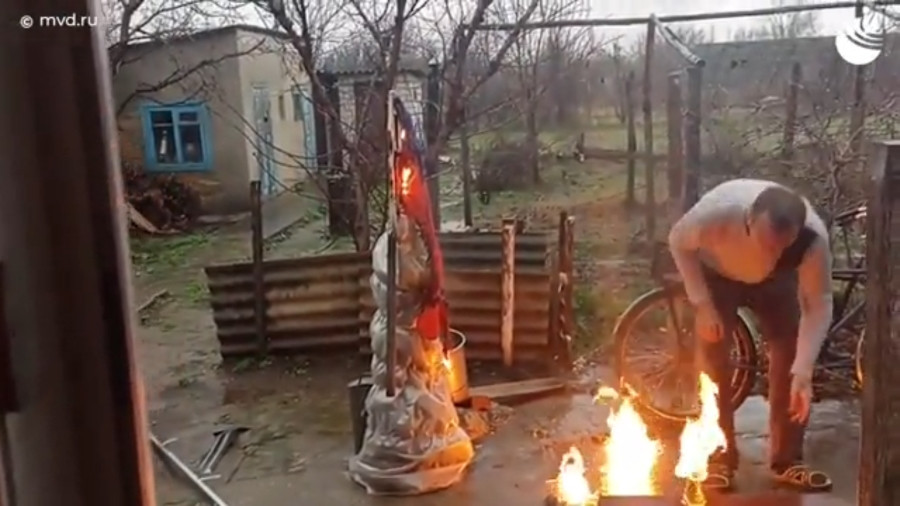 ForPost - Новости : Под Херсоном задержали мужчину, который пытался сжечь триколор и чуть не загорелся сам