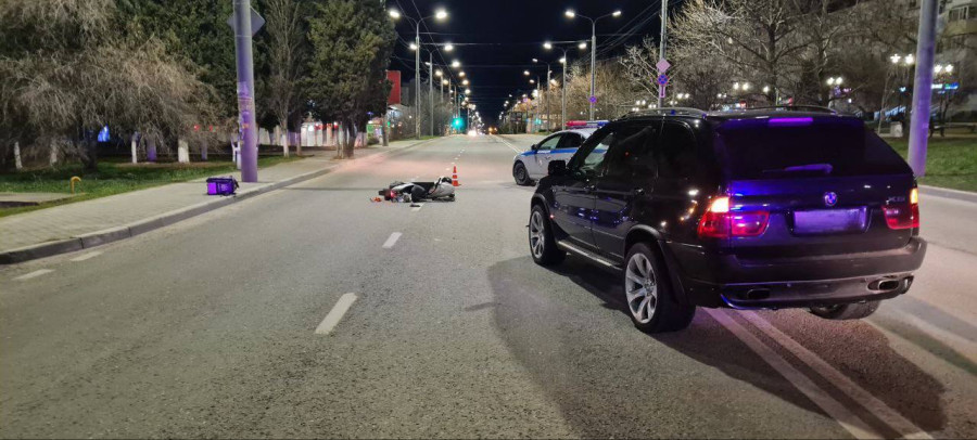 ForPost - Новости : В Севастополе мопед внезапно пошел на таран автомобиля