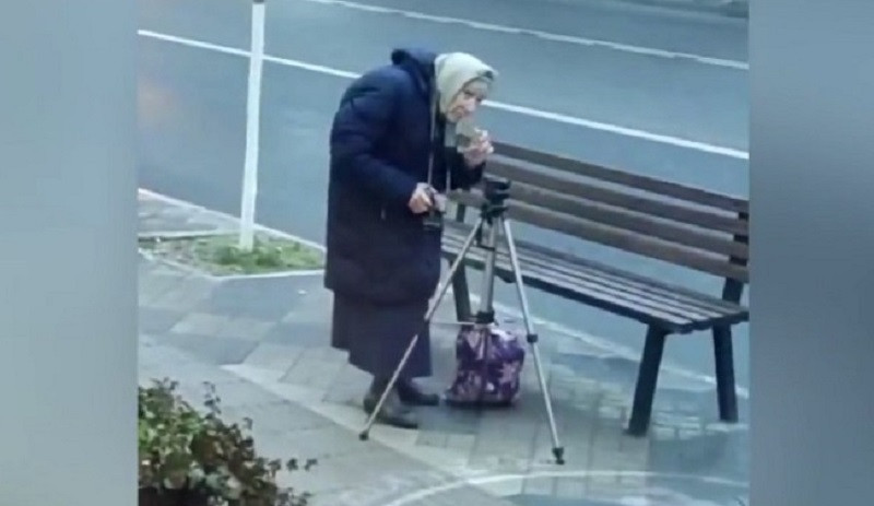 ForPost - Новости : «Бабушка с фотоаппаратом» покорила миллионы в соцсетях