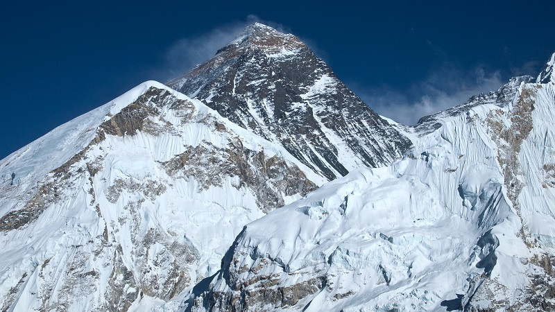 ForPost - Новости : Учёные нашли необычный след, который оставили на Эвересте альпинисты
