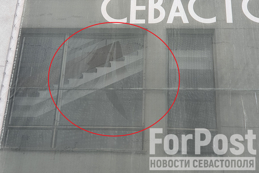ForPost - Новости : Как сейчас выглядит здание правительства Севастополя с выбитыми от взрыва стеклами