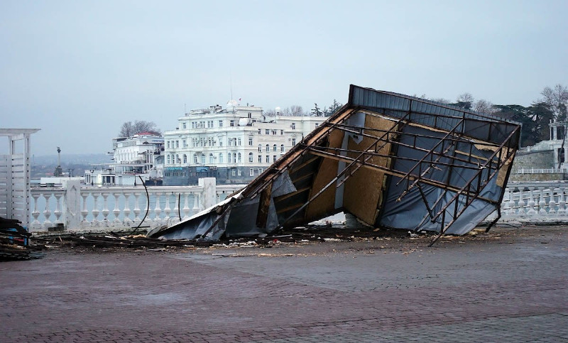 ForPost - Новости : На пляже Хрустальном в Севастополе исчезла спасательная станция